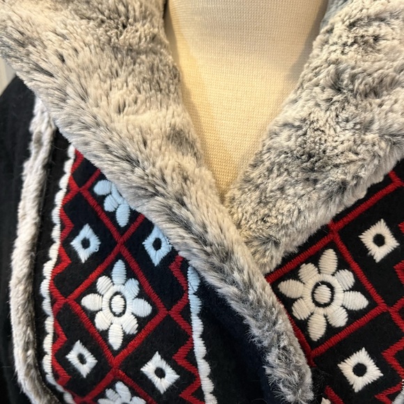 Like New ISLANDIC DESIGN beautiful coat/jacket sz M $350 - Picture 3 of 16